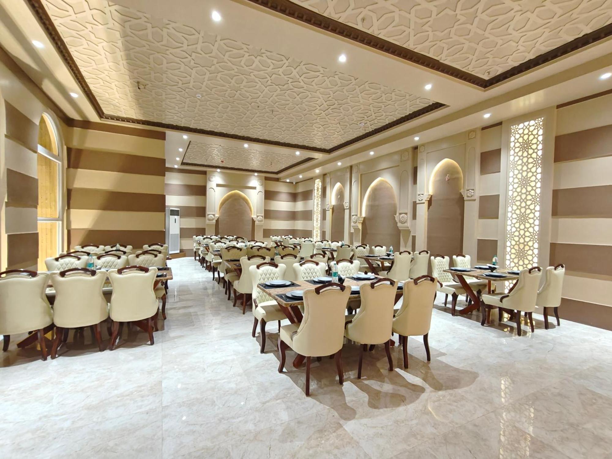 Hotel The S Crown Somnāth Exterior foto