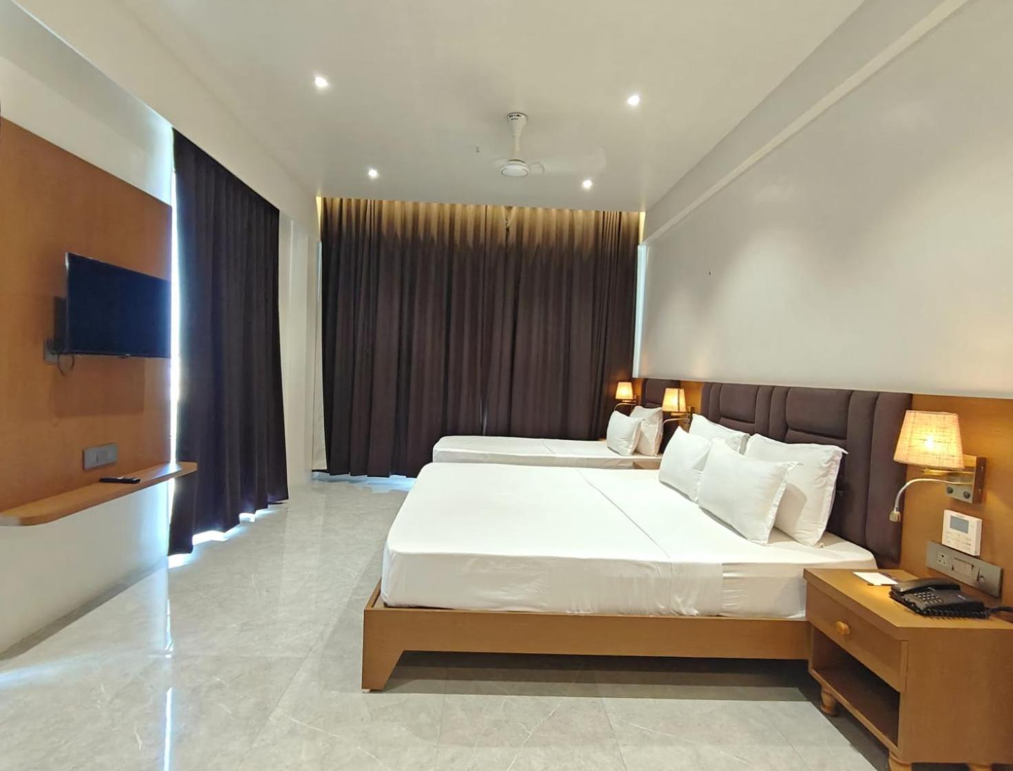 Hotel The S Crown Somnāth Exterior foto